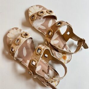 NEW Larroude floral sandals